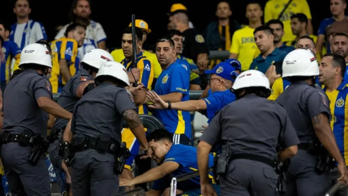 Los hinchas de Central fueron reprimidos por la policía tras la eliminación ante Corinthians.