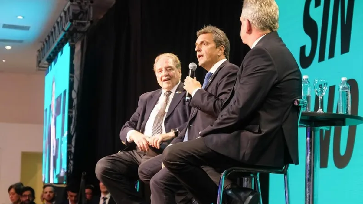 Sergio Massa junto a Carlos Heller y Agustín Rossi en el encuentro con APYME. (Apyme)