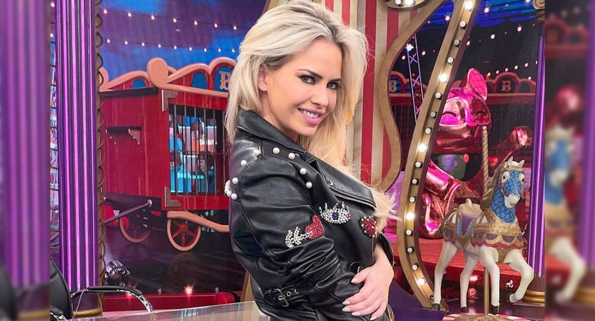 Alejandra Maglietti se puso cuernitos y lencería roja