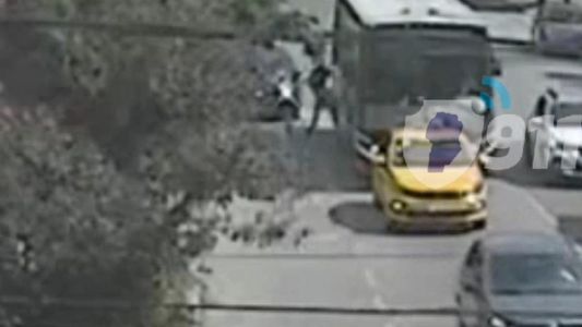 Video: una mujer bajó del colectivo y fue atropellada por un auto en Córdoba