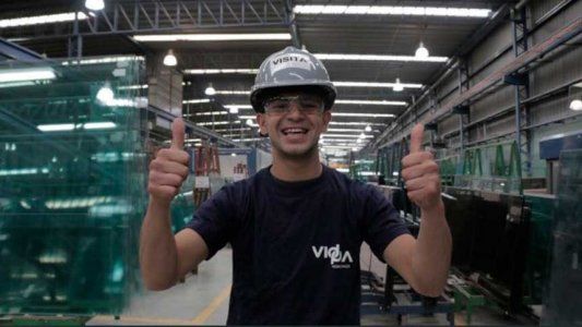 Así fue el primer día de trabajo del chico que presentó su currículum escrito a mano