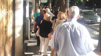 Los bancos volverán a abrir este viernes para pagar beneficios sociales y jubilaciones: ¿Quiénes podrán ser atendidos?