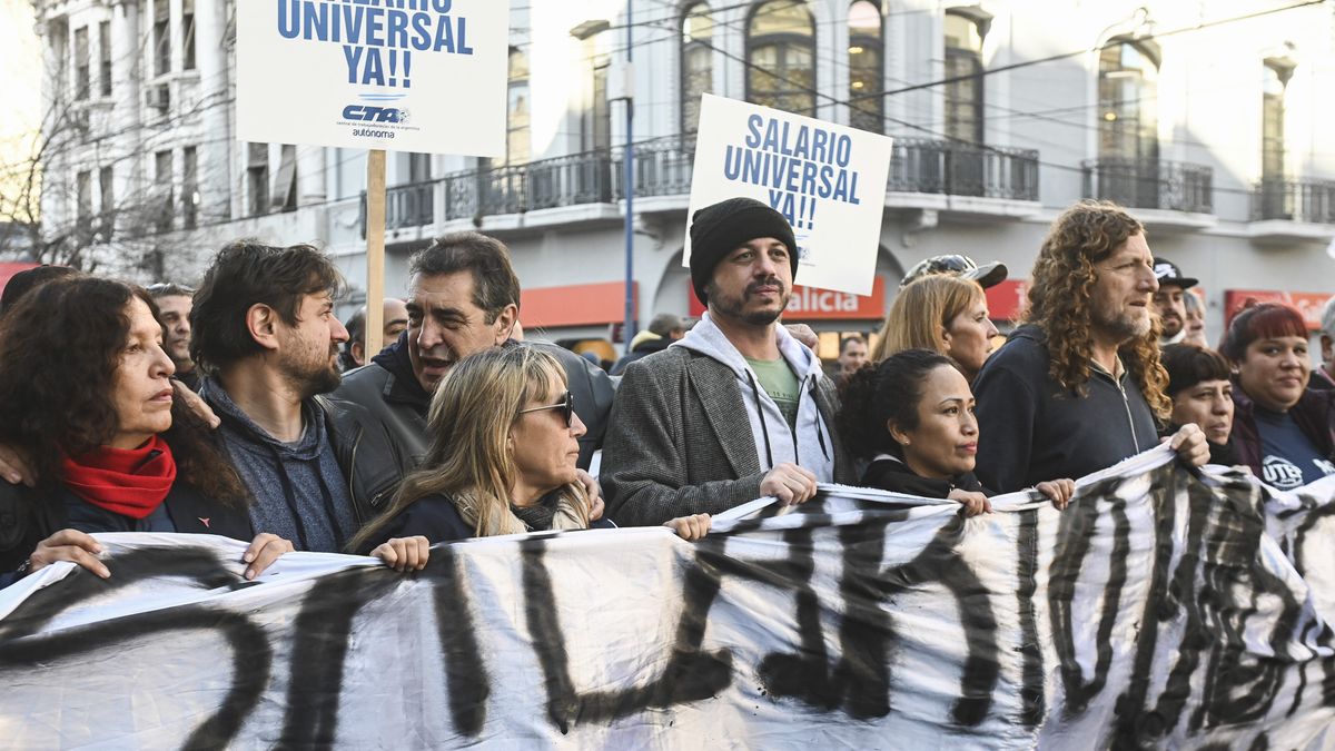 Los dirigentes sociales en plena protesta por el Salario Básico Universal. (Télam)