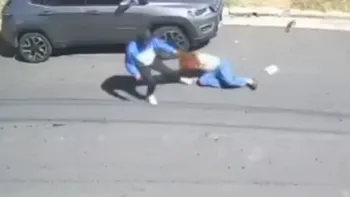 Brutal robo en Ramos Mejía: arrastraron a una mujer por el asfalto para robarle el auto. Brutal robo en Ramos Mejía: arrastraron a una mujer por el asfalto para robarle el auto.