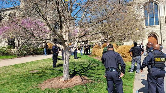 Una mujer mató a tiros a tres niños y tres adultos en una escuela primaria de EE.UU.