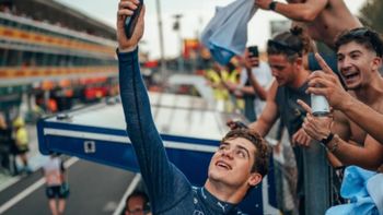 Locura por Franco Colapinto: el tierno gesto con una niña, flores amarillas y un increíble tatuaje. (Foto: Internet) Locura por Franco Colapinto: el tierno gesto con una niña, flores amarillas y un increíble tatuaje. (Foto: Internet)