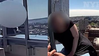 Al borde del abismo: el dramático video que se viralizó que paralizó a todos desde un piso 30