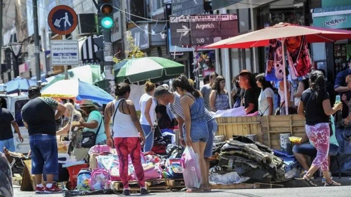 En diciembre de 2022 se detectaron 1.236 puestos de venta ilegal callejera en la Ciudad de Buenos Aires. (Foto: Télam)&nbsp;
