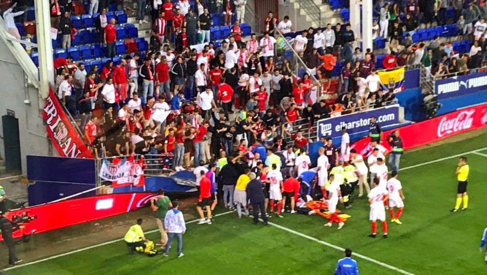 Se cayó una tribuna del estadio del Eibar tras un gol de Banega: al menos dos heridos