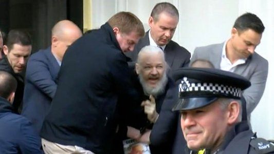 Refugiado desde 2012 en la embajada de Ecuador en Londres, detuvieron a Julian Assange, fundador de WikiLeaks