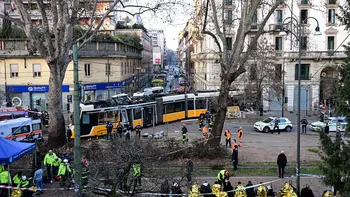 Impactante video en Milán: dos muertos y decenas de heridos tras el descarrilamiento de un tranvía