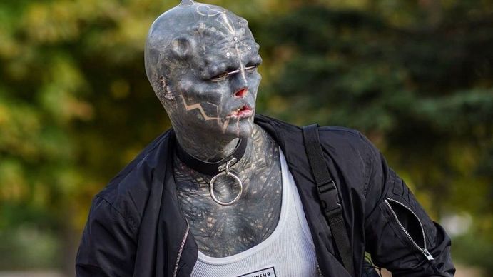 Se hizo adicto a los tatuajes, se transformó en un Alien negro y ahora no consigue trabajo
