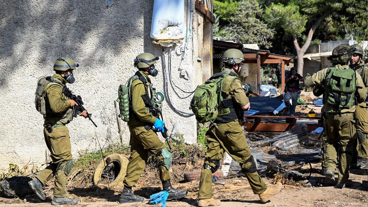 Soldados israel&iacute;es recorren un kibutz tras la masacre hecha por Hamas (Foto: gentileza DW).