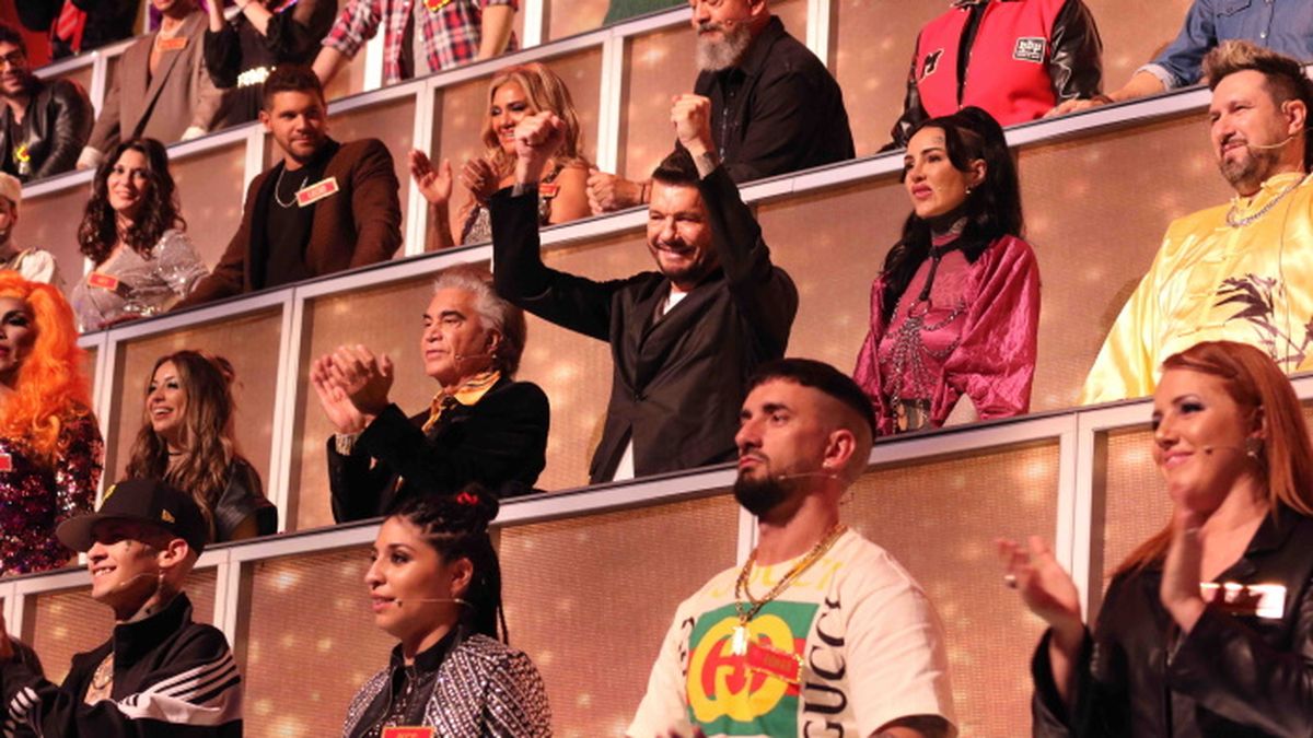 Marcelo Tinelli y su hija, Cande Tinelli, desde la tribuna mientras Coti Sorokin interpreta Color Esperanza en Canta Conmigo Ahora (El Trece).&nbsp;