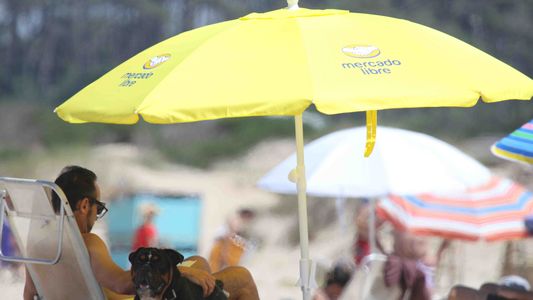 Marcos Galperín de vacaciones en Punta del Este con una sombrilla que no pasó desapercibida