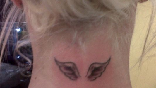 ¿Qué famosa no lo pensó dos veces y se tatuó la nuca?