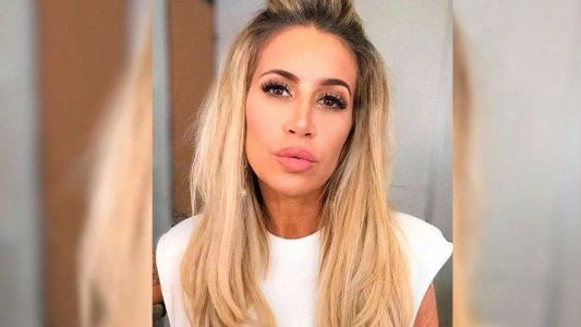 Florencia Peña mostró con orgullo su cola en el camarín y un conocido periodista le puso me gusta