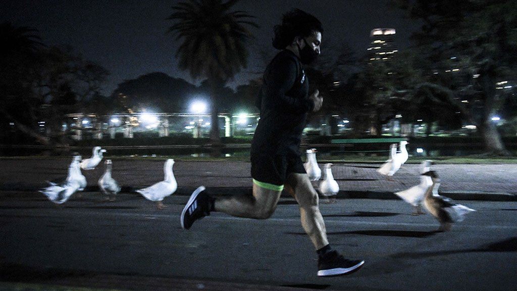 Un funcionario salió a correr, no le correspondía por DNI, se autodenunció y pagó $5.400 de multa