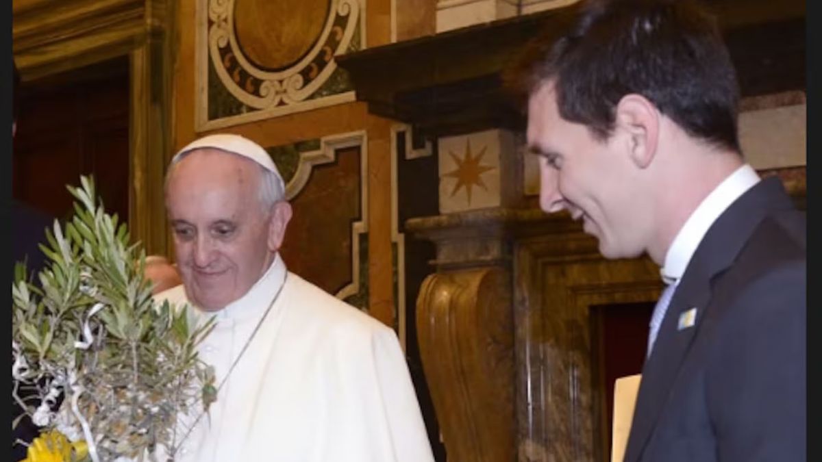 “Un Papa distinto, cercano, argentino. QEPD Papa Francisco. Gracias por hacer del mundo un lugar mejor. Te vamos a extrañar”, escribió Messi.