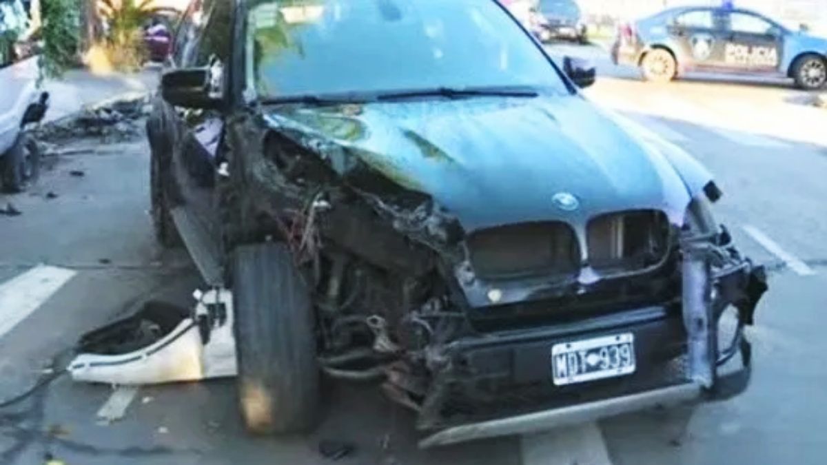 Así quedó el auto tras el fuerte choque.