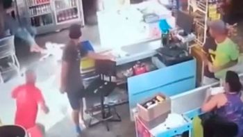 El video del momento en el que un hombre abrió descalzo una heladera y recibió una descarga eléctrica