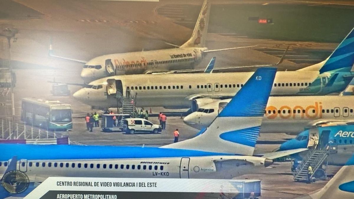 Pasajeros no pod&iacute;an descender de los aviones por asamblea de Intercargo. (foto: redes)