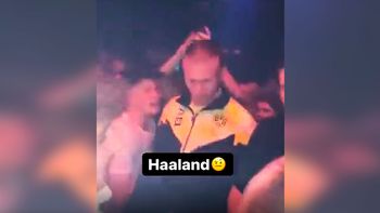 Erling Haaland, bailando con los hinchas del Dortmund.