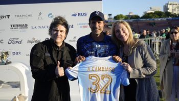 Calzoncillos, un poncho y un disco: los regalos más exóticos que recibió Milei en sus primeros 12 meses