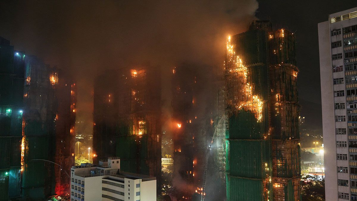 Desesperación en Hong Kong por el trágico incendio que dejó 55 muertos. (Foto: Reuters)