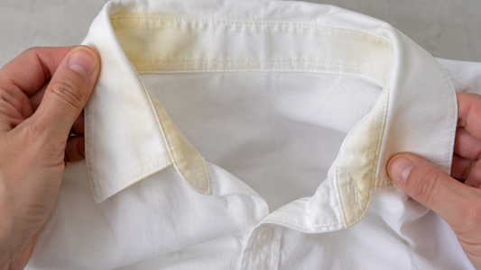 Cómo sacar las manchas amarillas de la ropa blanca con un ingrediente económico y evitar que vuelvan a aparecer