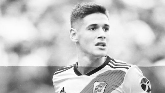 Fiorentina analiza bajarse de las negociaciones con River por Martínez Quarta