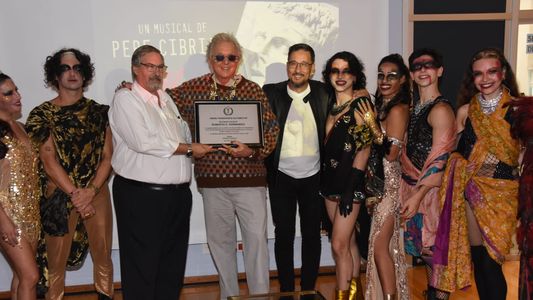 Pepe Cibrián presentó la gira nacional que hará conCalígula y recibió un emotivo reconocimiento