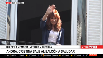 24 de marzo: Cristina Kirchner salió a saludar a la militancia, mientras organizaciones marchan a Plaza de Mayo