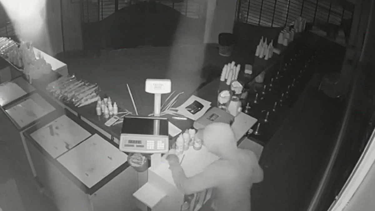 Video. Así robaban en la heladería de González Catán.&nbsp;
