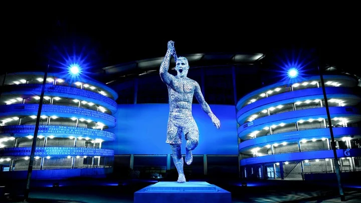 La estatua del Kun Ag&uuml;ero en el estadio del Manchester City.