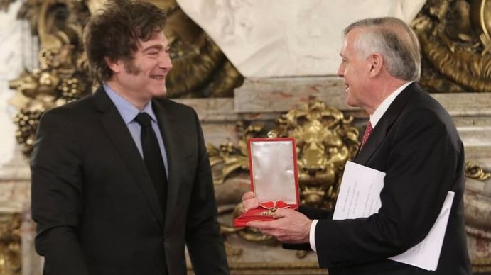 Tras volver del funeral del Papa Francisco, Javier Milei condecoró a Jesús Huerta de Soto en la Casa Rosada