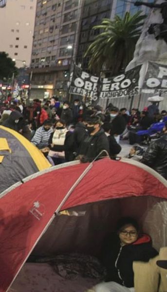 Tercer día de acampe en la 9 de Julio: la autopista Ricchieri también es un caos por un corte total