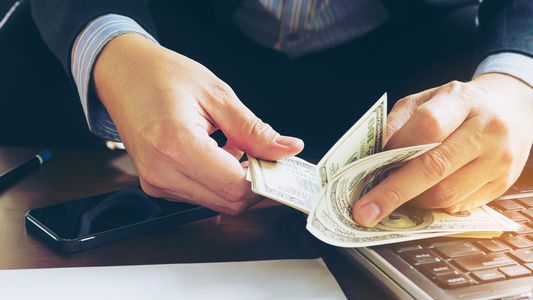 Comenzó la devolución del 35% por la compra de dólar ahorro: ¿cómo hacer el trámite?
