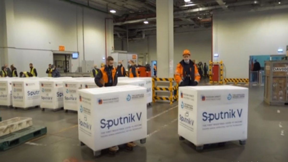 Aterrizó en Moscú el avión que traerá la Sputnik V pero la partida solo será para vacunar a 110.000 personas