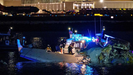 Tragedia: un avión con 60 pasajeros chocó contra un helicóptero militar en Washington y cayó al río Potomac