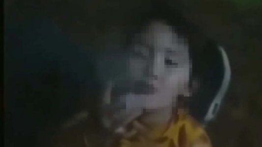 Le dio un cigarrillo a su hija de 2 años, la filmó fumando y la detuvieron