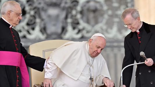 Luego de que se conociera su problema de salud, el Papa Francisco se mostró por primera vez en silla de ruedas en el Vaticano