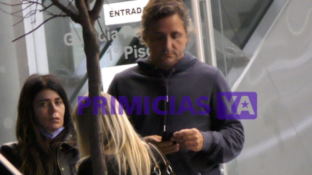 Mariana, la esposa de Alejandro Stoessel, junto a amigos de la familia en las inmediaciones del sanatorio La Trinidad de Palermo, a la espera de noticias sobre la salud del director televisivo. RS Fotos.&nbsp;