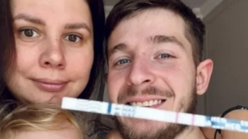 Espera un segundo bebé con su hijastro: Estamos aceptando nuestros corazones