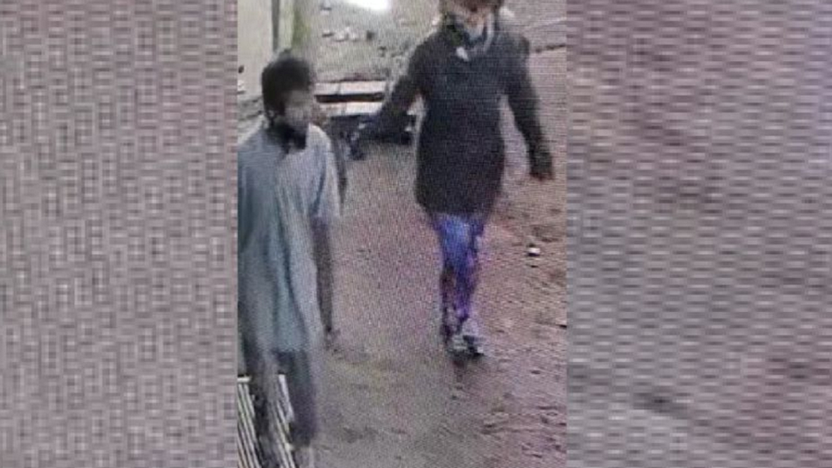 Las cámaras de seguridad muestran al principal sospechoso por el femicidio con un barbijo similar al que se encontró
