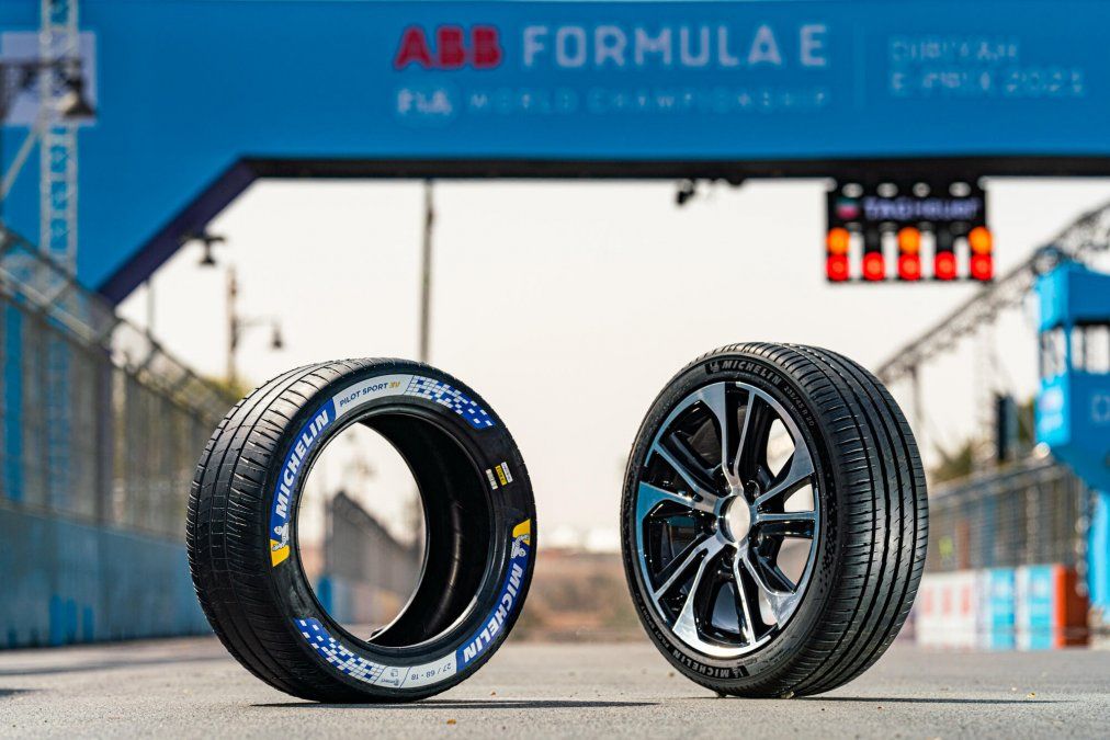 Michelin asegura que gracias a su reducida resistencia a la rodadura permite aumentar la autonomía de las baterías en hasta 60 km. El nuevo Michelin Pilot Sport EV se lanzará al mercado europeo en estos días con una gama de 16 dimensiones