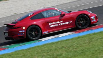 Para los conductores que desean mejorar la experiencia de manejo en circuito, Michelin presenta en Argentina el Michelin Pilot Sport Cup2 Connect, un neumático verdaderamente conectado “Connect Ready” , que tiene la capacidad de “hablar” directamente con el conductor para ofrecerle información en tiempo real, convirtiéndolo así en el primer neumático conectado en el país. Para los conductores que desean mejorar la experiencia de manejo en circuito, Michelin presenta en Argentina el Michelin Pilot Sport Cup2 Connect, un neumático verdaderamente conectado “Connect Ready” , que tiene la capacidad de “hablar” directamente con el conductor para ofrecerle información en tiempo real, convirtiéndolo así en el primer neumático conectado en el país.