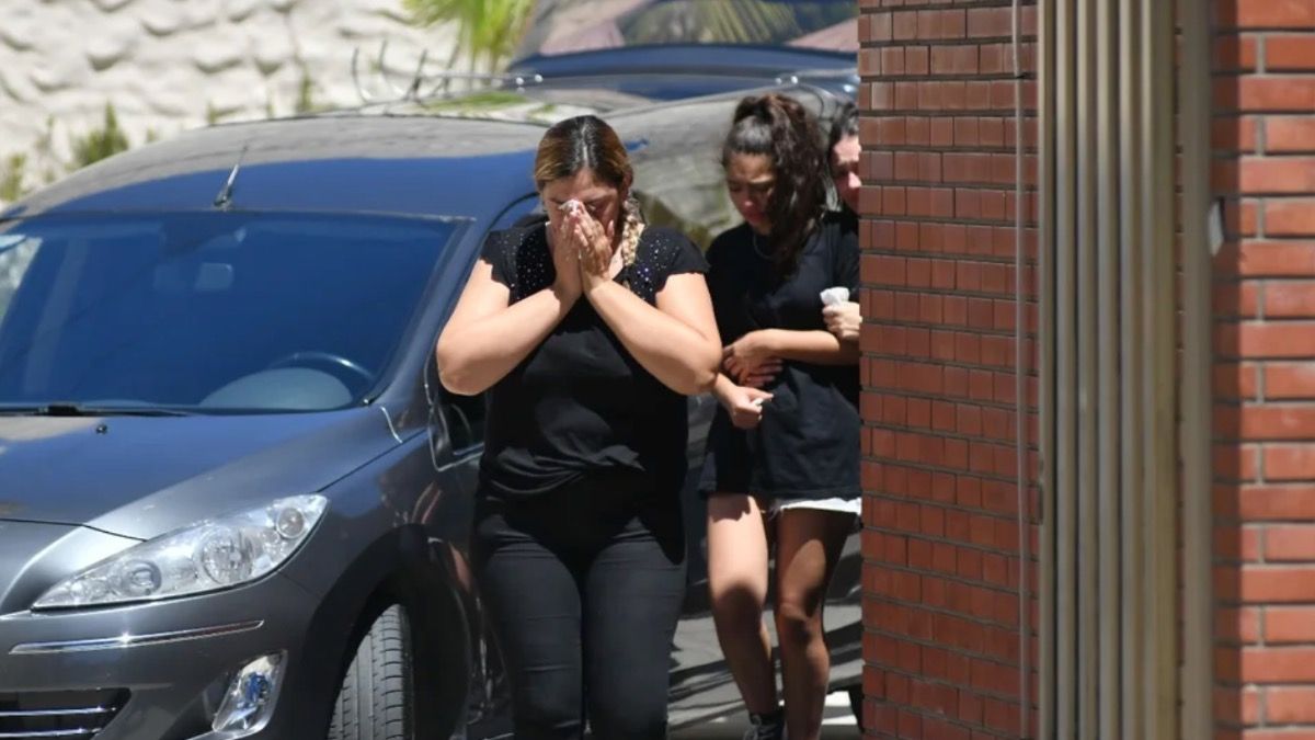 Dolor y tristeza en el cortejo que le dio el último adiós a Umma. la niña de 9 años asesinada este lunes. (Foto: NA)