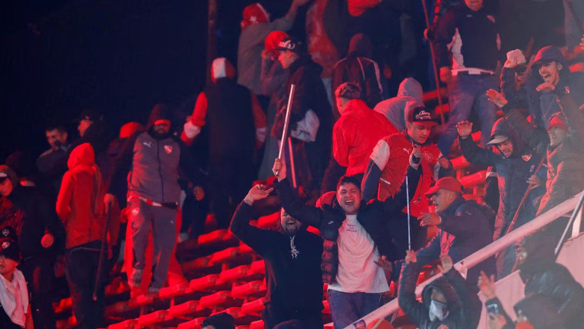 Violencia extrema entre hinchas de Independiente y la U. de Chile en Avellaneda. (Foto: Gentileza ABC color)