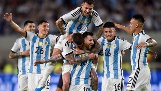 El debut de las tres estrellas: con goles de Almada y Messi, la Selección Argentina venció 2-0 a Panamá